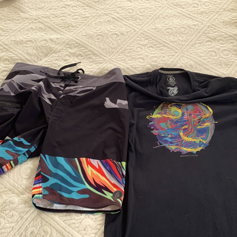Mens volcom T-shirt and swim trunks